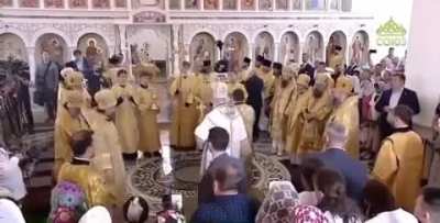 Patriarch Kirill slips on water that he&rsquo;s just &lsquo;anointed&rsquo; the floor with