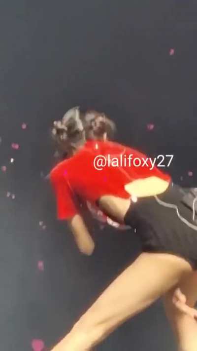 Anyone wanna help me cum to this slutty ass? 🥺