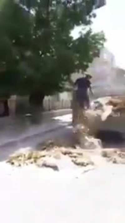 Serdar Orta&ccedil;'ın bor&ccedil;larını erteleyenler bu video iyi izleyin . Borcu y&uuml;z&uuml;nden kendini yakmak isteyen Malatyalı t&uuml;t&uuml;n &uuml;reticisi...