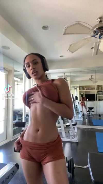 @aaliyeezy