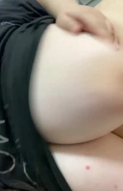 No bra can hold these huge tits
