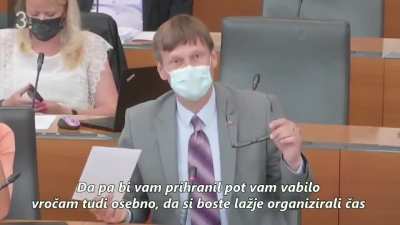 Ker "ima Jan&scaron;a očitno velike težave z dvigovanjem po&scaron;te", mu je poslanec LM&Scaron; vabilo izročil kar na seji