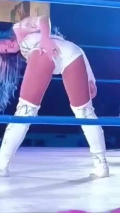 Mercedes Mon&egrave; (Another angle)