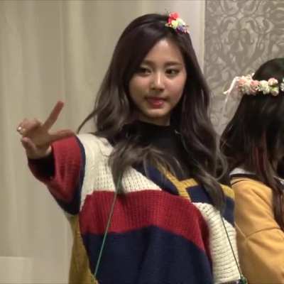 161126 - Pretty Tzuyu Blep &amp;amp; Wave