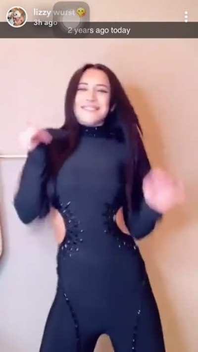 2yrs old vid of her trying to dance