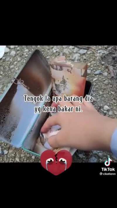 Gal&rsquo;s dad burnt all her K-pop merch without her knowledge