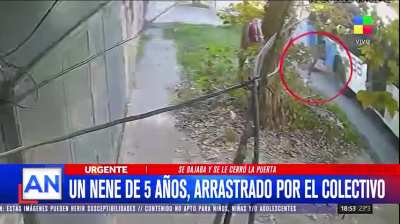 Un nene de 5 años quedó atrapado por la puerta de un colectivo y fue arrastrado durante una cuadra