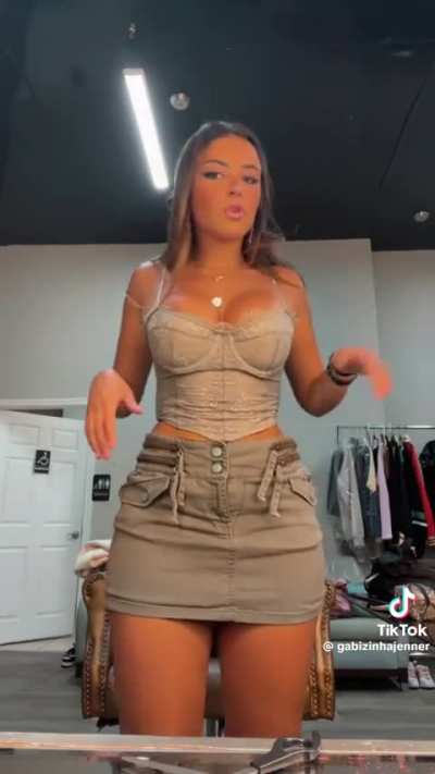 No clue what she&rsquo;s saying but she&rsquo;s hot