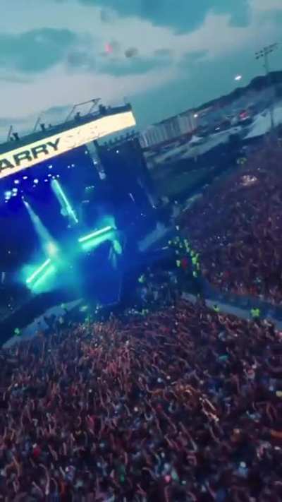 Drone footage of Uzi stage diving at Summer Smash &eth;&micro;&acirc;&eth;&laquo;&eth;&yen;