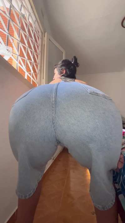 My giant ass and farts you won&rsquo;t escape