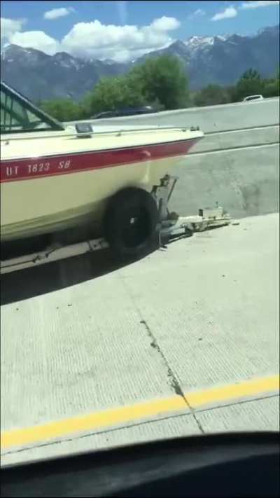 Idiot boat doesn&rsquo;t indicate before changing lanes