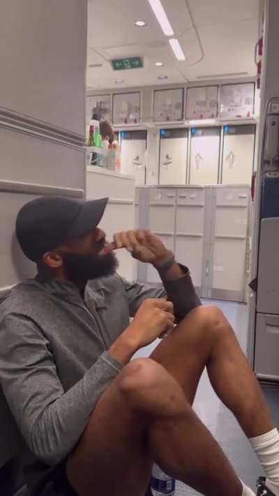 Former Bachelor contestant walks over 50 "laps" up and down the airplane aisle as part of his, "cardio training" 🙃