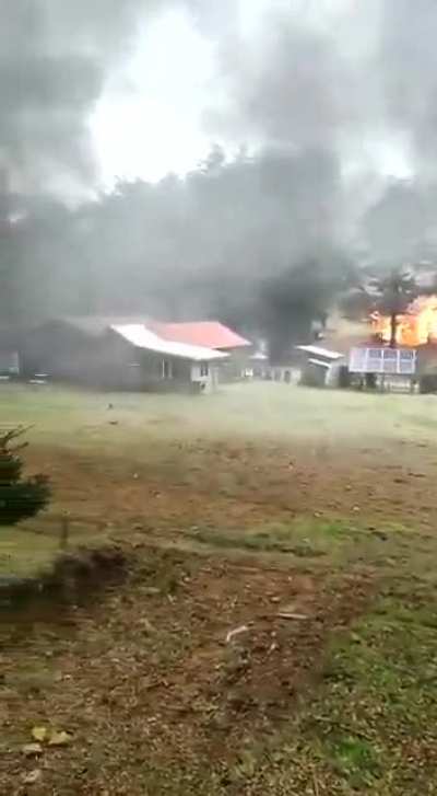 Ataque Carahue, 25 de Octubre: 10 casas destruidas, 8 autos quemados y 2 robados en un campamento forestal. Encapuchados dejaron un cartel firmado por la ORT Weichan Auka Mapu, con la consigna &ldquo;Libertad a todos los presos pol&iacute;ticos mapuche, fuera milicos,
