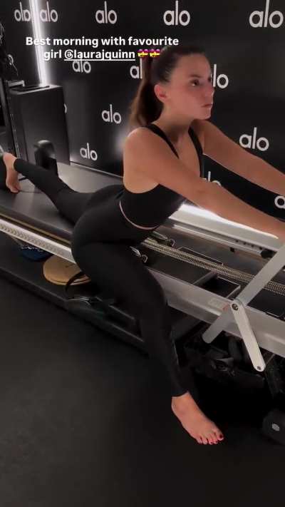 Dafne stretching 🥵