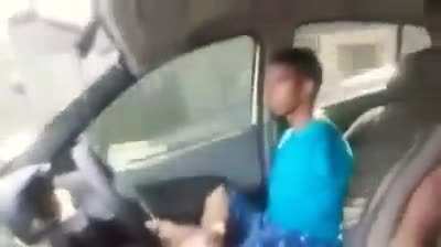 DIRIGINDO COM O PÉ FOUDASE