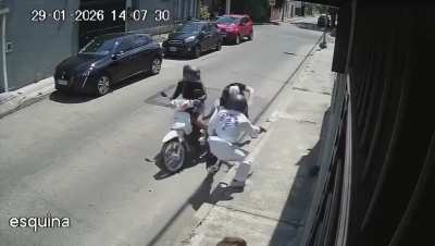 Morón: Motochorros vestidos de taekwondistas atacaron a pareja de jubilados para robarles