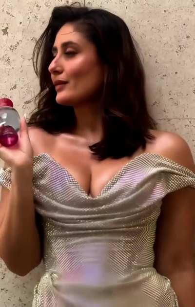 Kareena Kapoor Boobs ( &bull; ) ( &bull; )