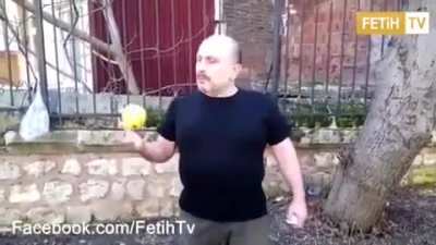 g&ouml;ğ&uuml;s&uuml; şişire şişire tavuğa d&ouml;nm&uuml;ş haberi yok dangalağın ayvayı kafaya vurunca aklı 2 saniye gitti geldi hala şov peşinde am kodumun şebeği :D