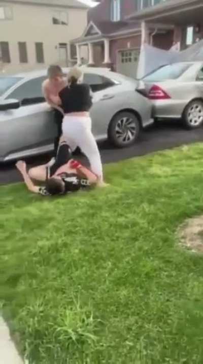 Two high schoolers duke it out over Instagram beef and mom comes out to get in on the action