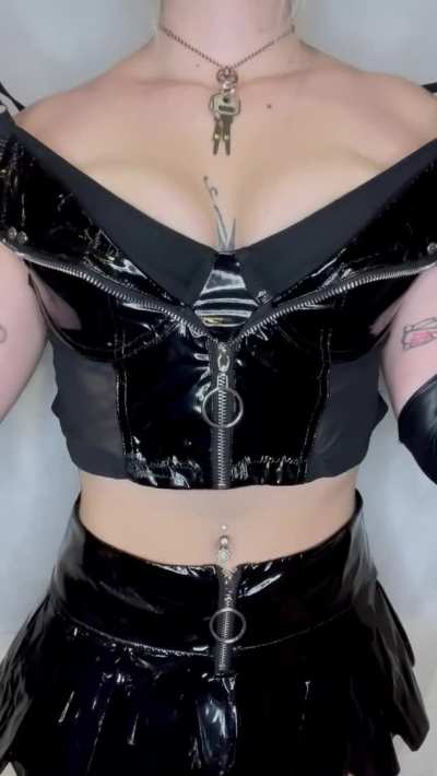 dominatrix titties ;)) [reveal]