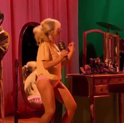 Sabrina carpenter on SNL was so iconic