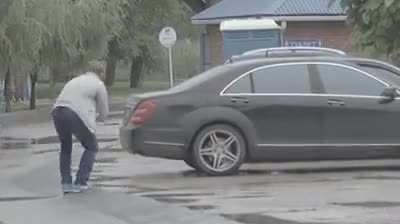 Vasily Shvets, vice-governor of investment policy, resorts and the Olympic heritage of the Kuban, and now the acting mayor of Anapa, washes his hands in a puddle in front of the restaurant. "- For more than three years he has been in charge of the resort 