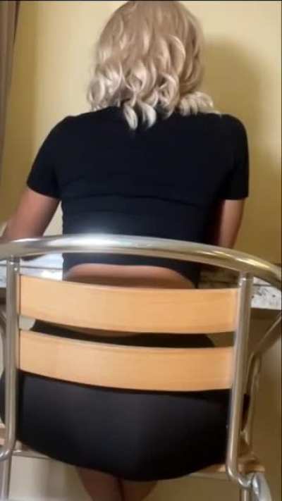 Your sexy secretary working and giving you all my farts for you while you watch me! 😈😈😈 i am aviable for video call, sexting, custom, custom scat, videos scat