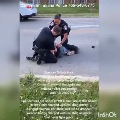 Policial estrangulando um cara sem motivo. Mais tarde, ele foi acusado de resistir &agrave; pris&atilde;o.