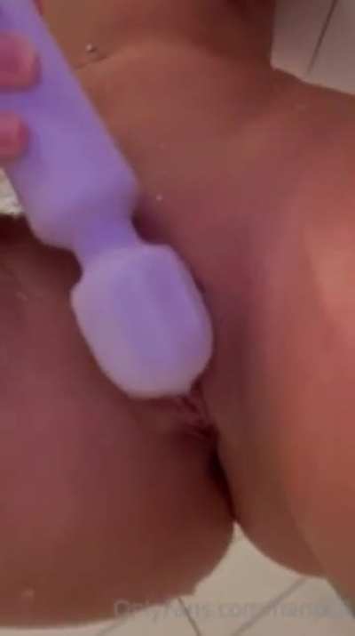 Hannah using vibrator in shower 😮&zwj;💨