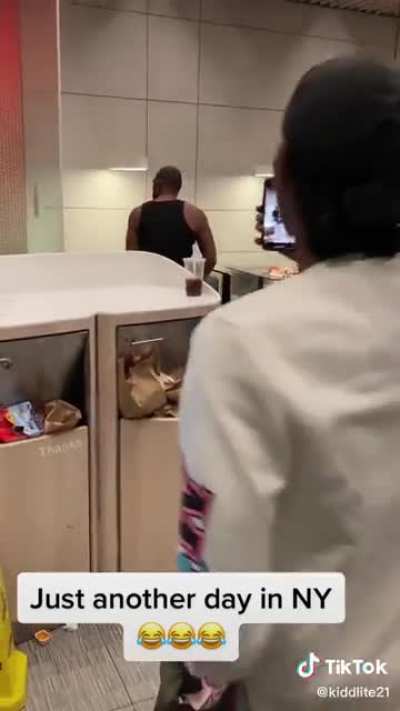 Mfs just sat there as he was reaching in the bag??This America bro you gotta run when you see anyone do that&hellip;