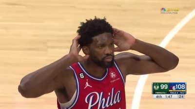 [Highlight] Embiid draws three defenders and hooks up Milton for the easy layup as the Sixers go up 9 late in the 4th