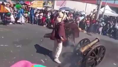 Hoy en: "Tradiciones" bonitas y pendejas... (Ah&iacute; est&aacute;, en la mejor calidad posible, no tengo la culpa que graben con Xiaomi's).
