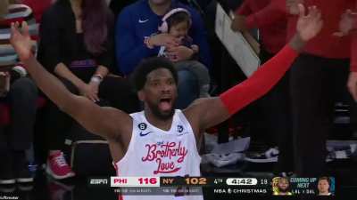 [Highlight] Joel Embiid tips the bucket back in to put the 76ers up 14 and lets the MSG crowd know he wants all the smoke