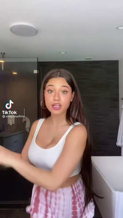 @SofiaGomez bouncy tits 😘