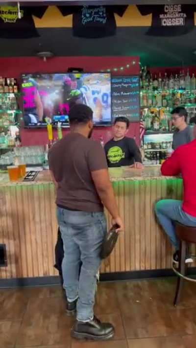 Guy freaks out over tacos, Assaults servers