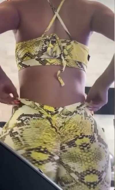 Leggings jiggle slow mo