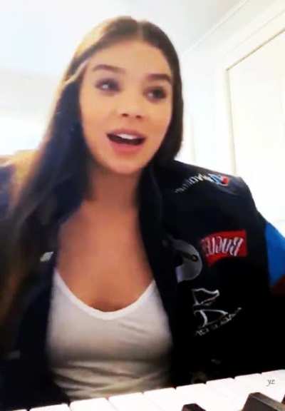 Hailee Steinfeld Braless Gif (Nipple Slips and more Braless in Comments)