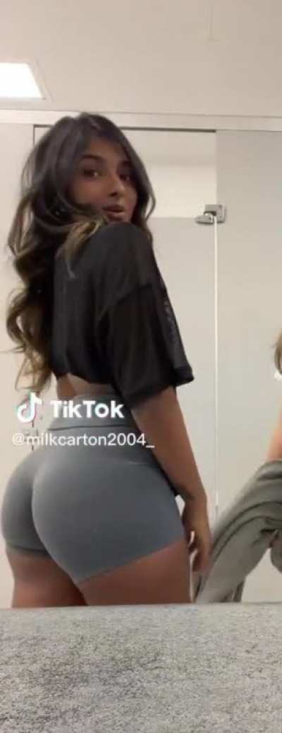 When she turns around 👀👅
