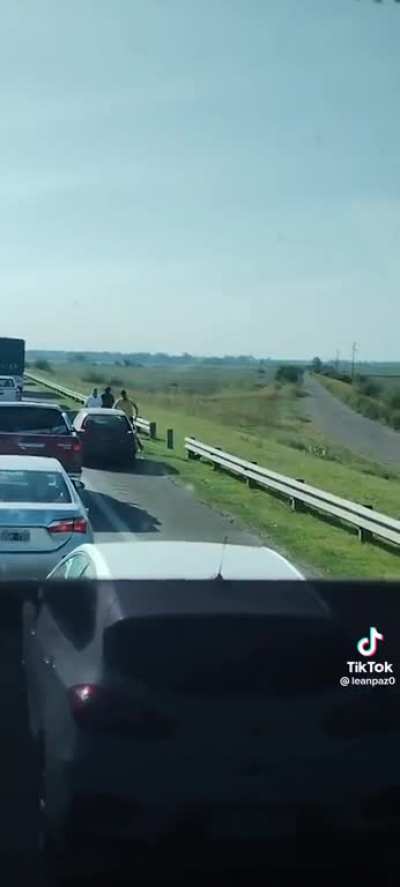 [RUTA 9] Muchachos rompen guardarail para bajar a la otra ruta
