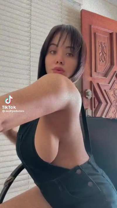 @audryadames massive sideboobs
