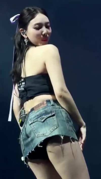 Nayeon mini twerk &eth;