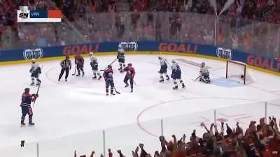 9,000 perfectly cut screams at Edmonton Oilers Stadium