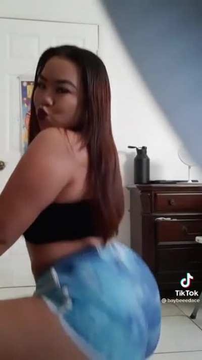 She so sexy😫anyone else got content of her I wanna see her boobs😋