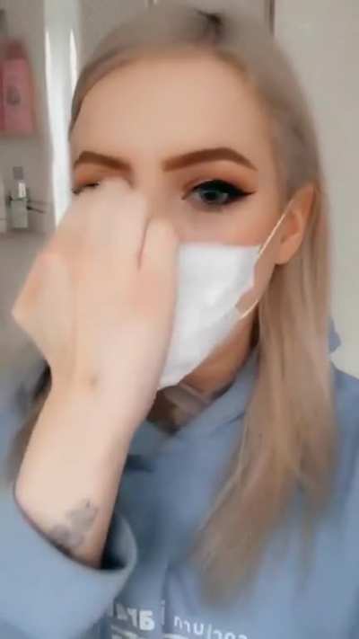 Remember to wear your mask, Queens!