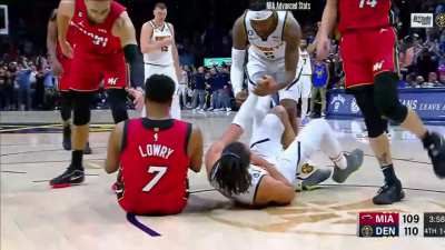 [Highlight] Aaron Gordon hits a clutch circus shot and 1 off the Jokic feed