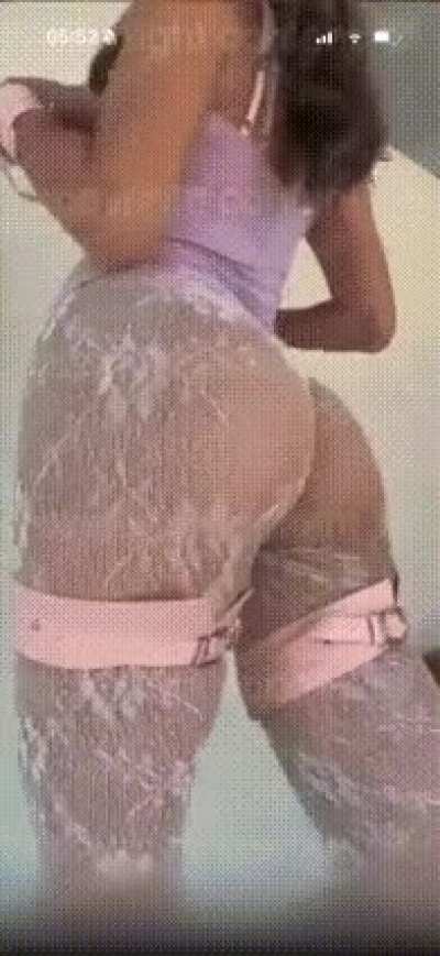 Slayeas slaps her ass