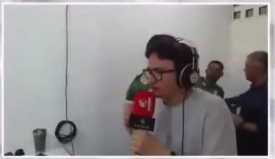 O clima n&atilde;o poderia ser melhor na cabine de transmiss&atilde;o.