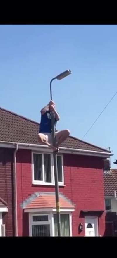 Watch me climb this lamp post