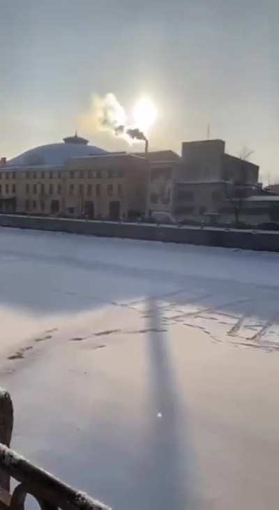 В Санкт-Петербурге на заснеженном льду кто-то написал &laquo;Навальный&raquo;. На место приехали сотрудники МЧС, чтобы убрать надпись. 😂