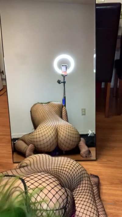 Bunzandtootsies in fishnets